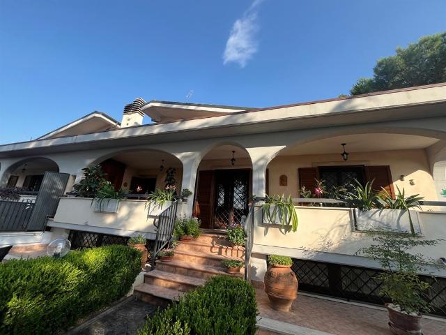 Villa plurifamiliare in vendita a Roma