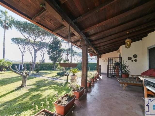 Villa plurifamiliare in vendita a Roma