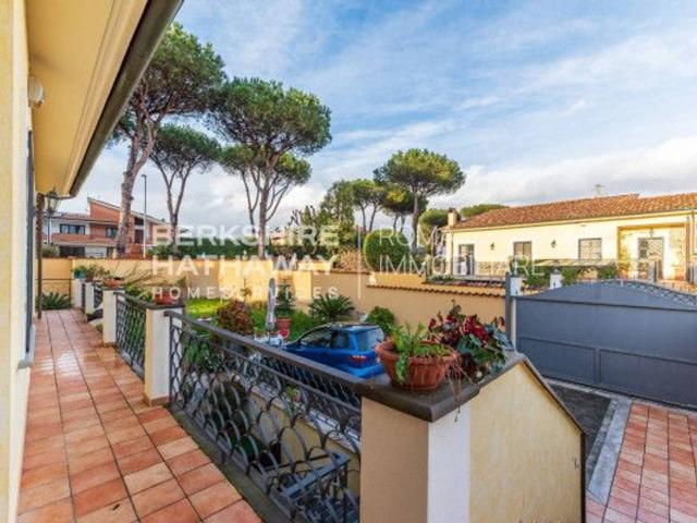 Villa plurifamiliare in vendita a Roma