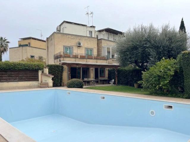 Villa plurifamiliare in vendita a Roma