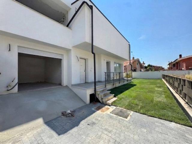 Villa plurifamiliare in vendita a Roma