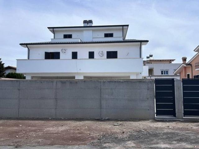 Villa plurifamiliare in vendita a Roma