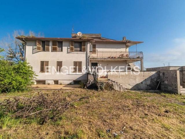 Villa plurifamiliare in vendita a Roma
