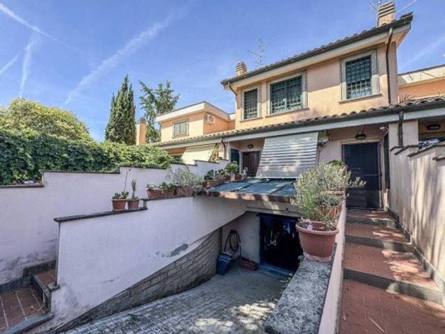Villa plurifamiliare in vendita a Roma