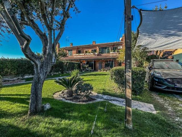 Villa plurifamiliare in vendita a Roma