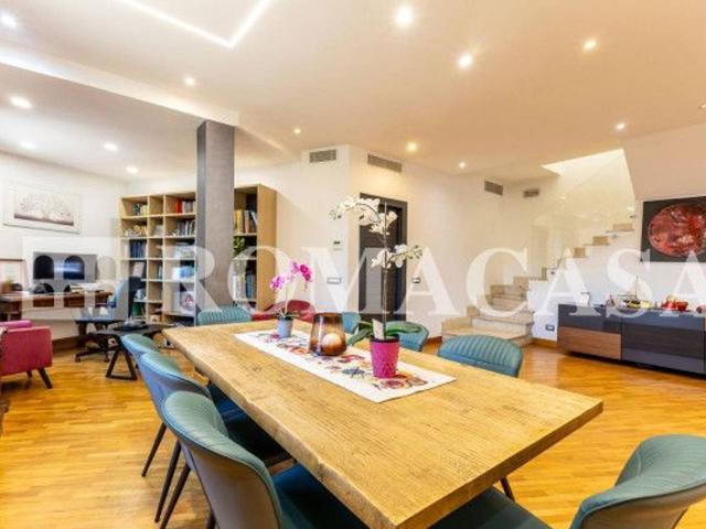 Villa plurifamiliare in vendita a Roma