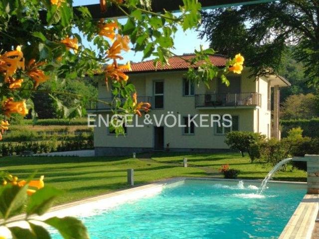 Villa plurifamiliare in vendita a Ranco