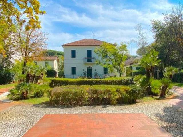 Villa plurifamiliare in vendita a Riccione