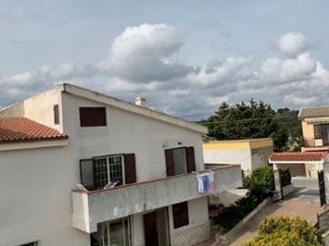 Villa plurifamiliare in zona residenziale