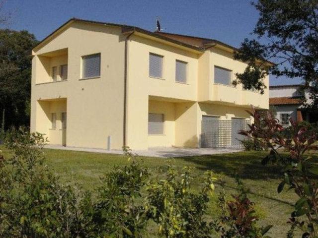 Villa plurifamiliare in affitto a Forte Dei Marmi