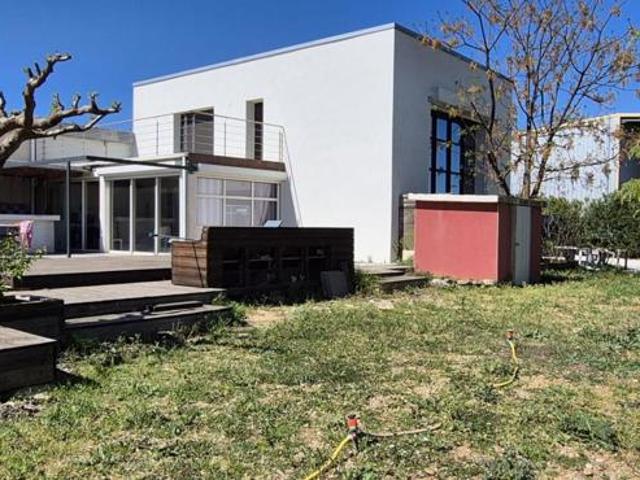 Villa Plus hangar