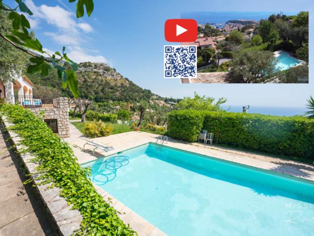 Villa provençale offrant une vue panoramique sur la mer à La