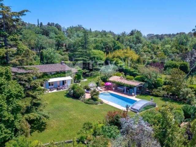 Villa provençale avec jardin dans un domaine fermé, proche Valbonne