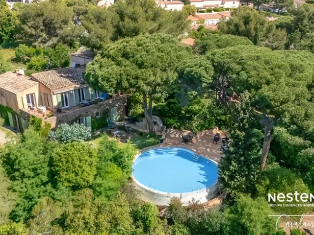 Villa Provençale avec piscine à débordement, dépendances et aperçu mer à Cavalaire sur Mer !