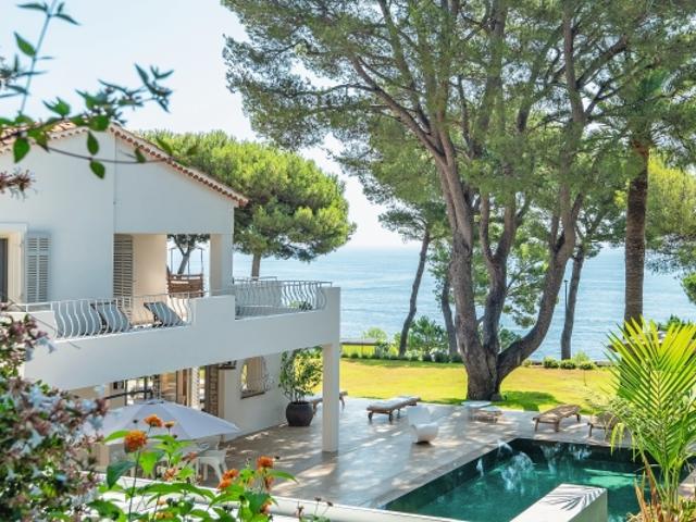 VILLA PROVENÇALE AVEC VUE MER ET JARDINS PLATS