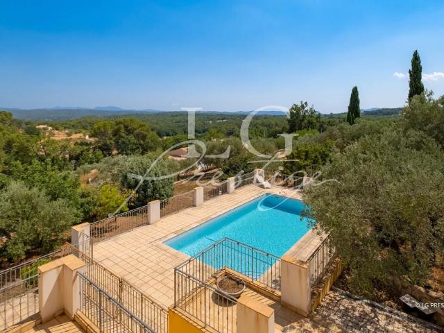 Villa provençale avec vue imprenable sur oliviers et roses sauvages