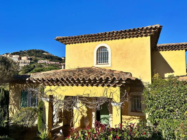 Villa provençale à vendre face au Golf 18 trous de Sainte Maxi