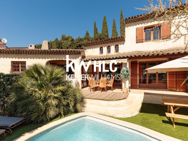 Villa provençale de caractère avec piscine et volumes génére