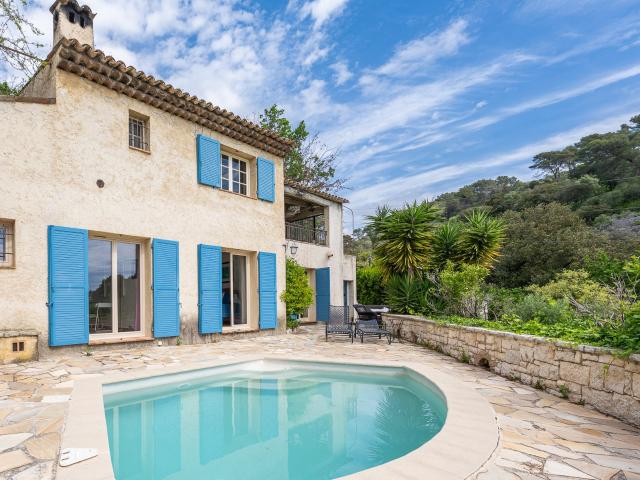 Villa provençale de 217m2 paisible avec vue collines et 6 ch. 217m² La Colle sur Loup