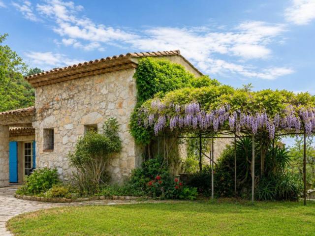 Villa provençale de 217m2 paisible avec vue collines et 6 ch