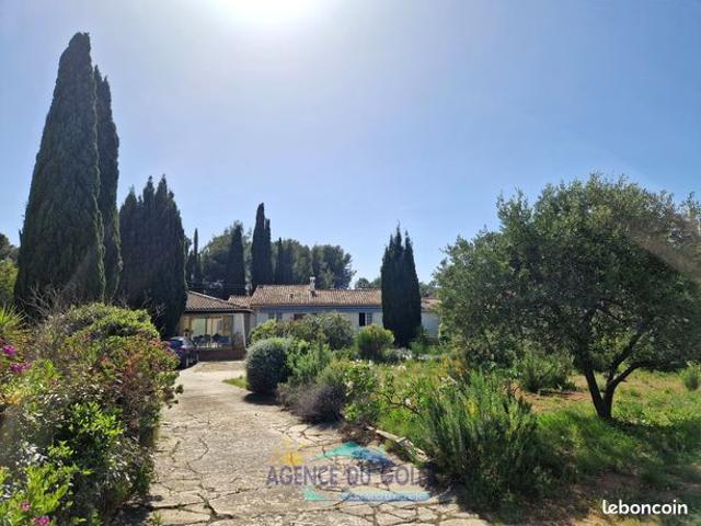 Villa provençale intégralement de plain pied avec piscine sur 2800 m² de terrain. Calme assuré