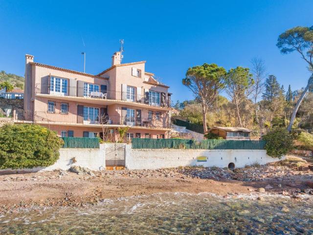 Villa provençale pieds dans l’eau face à la Méditerranée. 235m² Saint Raphaël
