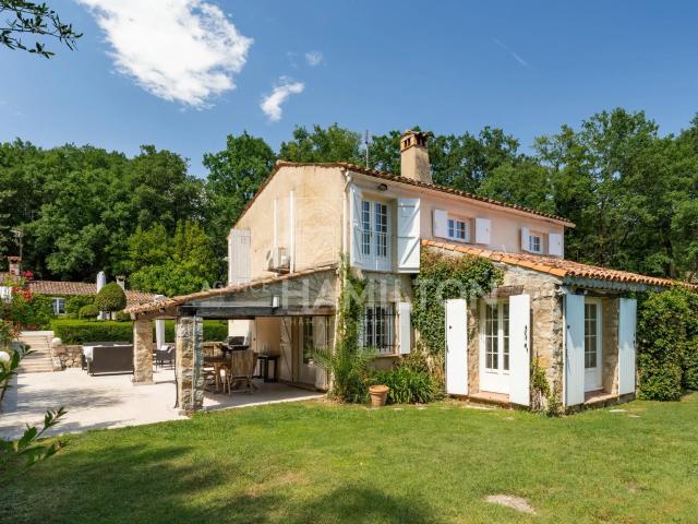 Villa provençale avec vaste terrain, piscine, 4 chambres et stu