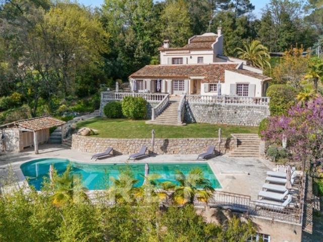 Villa Provençale sur un terrain de 7000m2 dans un domaine privé à Roquefort Les Pins