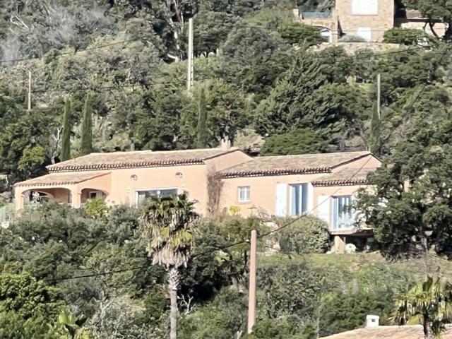 VILLA PROVENCALE SUR 5 500 m2 AVEC VUE PANORAMIQUE VIGNES &