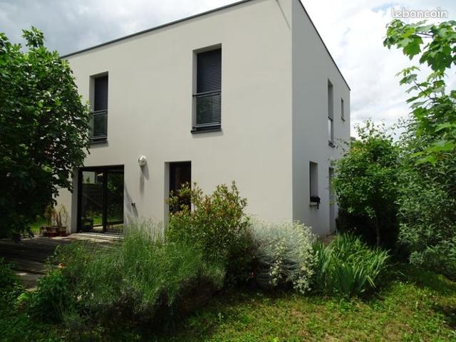 Villa proche centre ville dans écrin de verdure