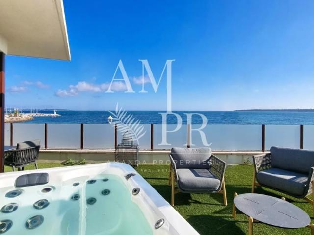 Villa première ligne sur la mer Les yeux dans l'eau Cannes Palm Beach