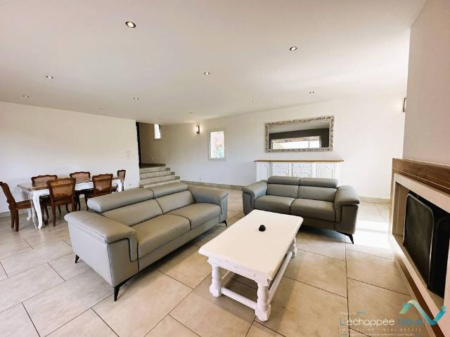 Villa privée et climatisée pour 10 personnes avec piscine et superbe vue mer et collines à La Londe les Maures