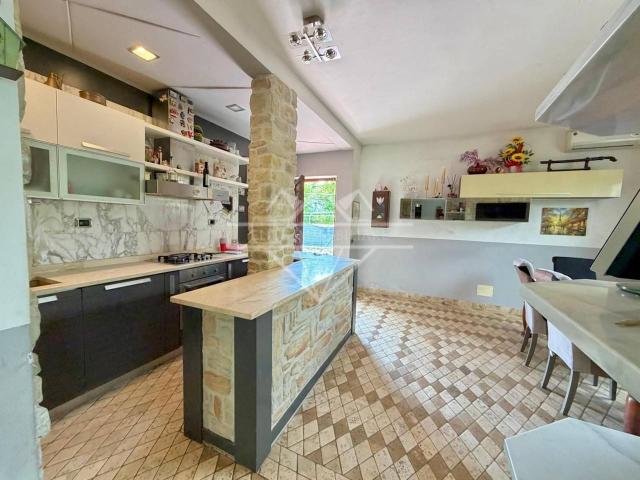 Villa quadrifamiliare in vendita a Luni