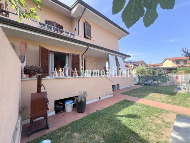 Villa quadrifamiliare in vendita a Pietrasanta
