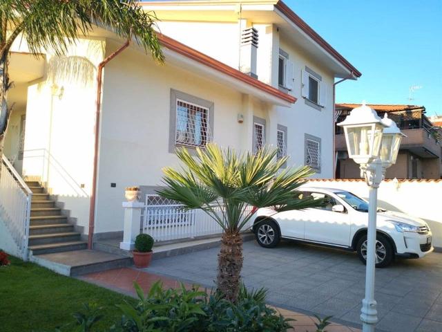 Villa quadrifamiliare in vendita a Roma