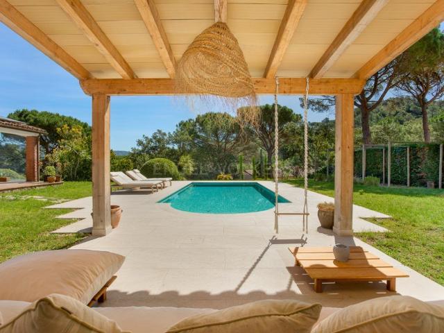 Villa renovada en una planta con piscina y jardín en Golf Co. 227m² Santa Cristina d'Aro
