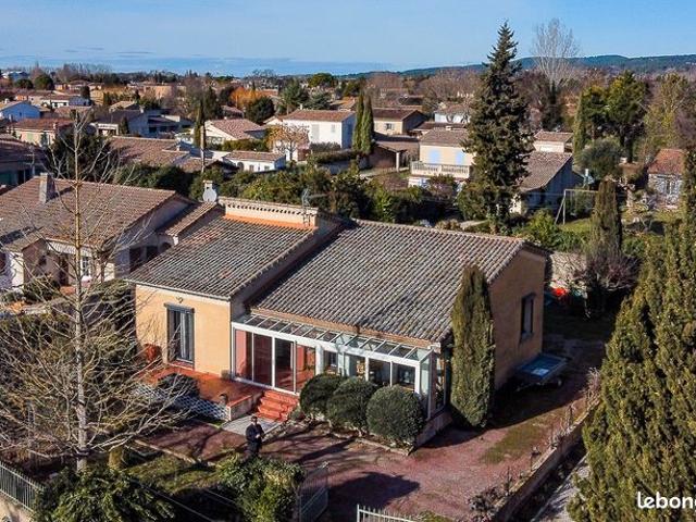 Villa rénovée avec gîte et jardin en bord de Sorgue – L’Isle sur la Sorgue