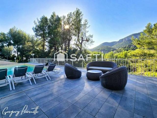 Villa rénovée avec piscine, vue dégagée et calme absolu