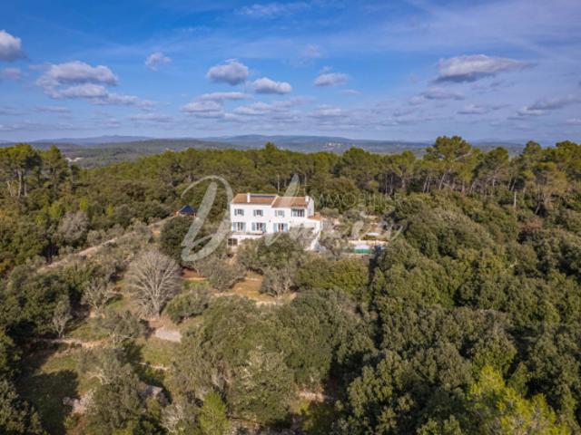 Villa rénovée avec piscine située dans un écrin de verdure