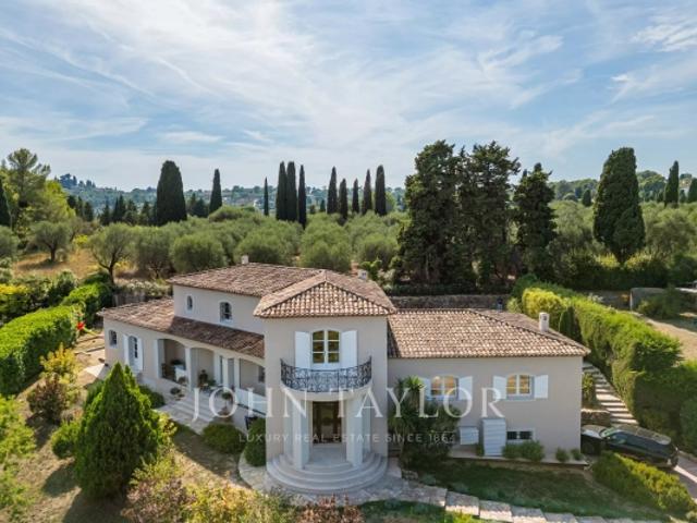 Villa rénovée avec raffinement au cœur d'un domaine sécurisé