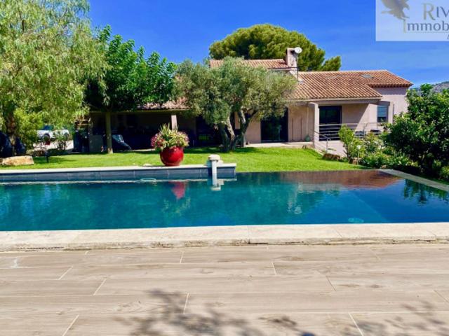 VILLA RENOVÉE AVEC VUE JARDIN ET MER DE L'ETAGE PISCINE A
