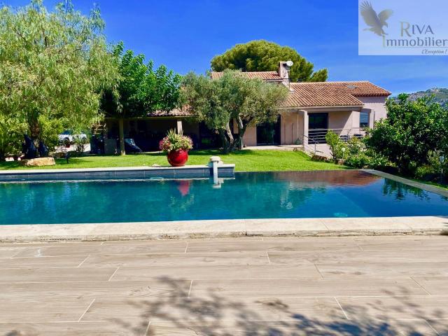 VILLA RENOVÉE AVEC VUE JARDIN ET MER DE L'ETAGE PISCINE A DEBORDEMENT T2 INDEPENDANT GARAGES 5 VEHICULES