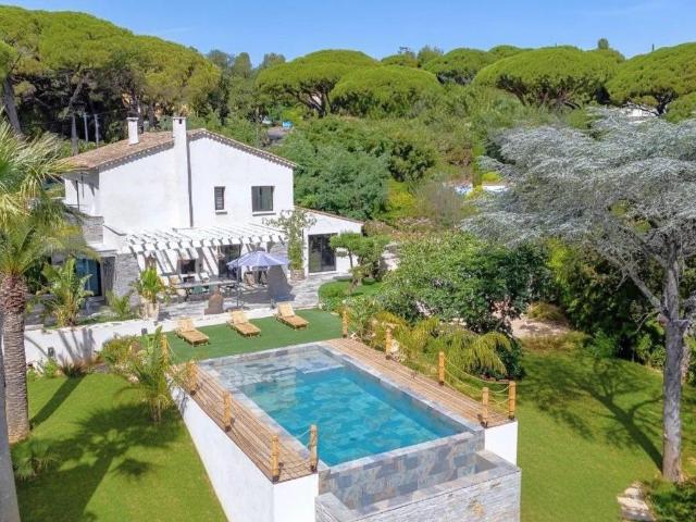 Villa rénovée à vendre à pied des plages à Grimaud 215m² Grimaud