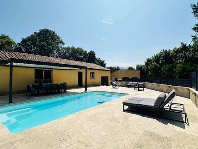 VILLA RENOVEE A VENDRE 84110 VAISON LA ROMAINE 180M2 3/4 CHAMBRES 1100M2 TERRAIN PISCINE ET JACUZZI INTERIEUR