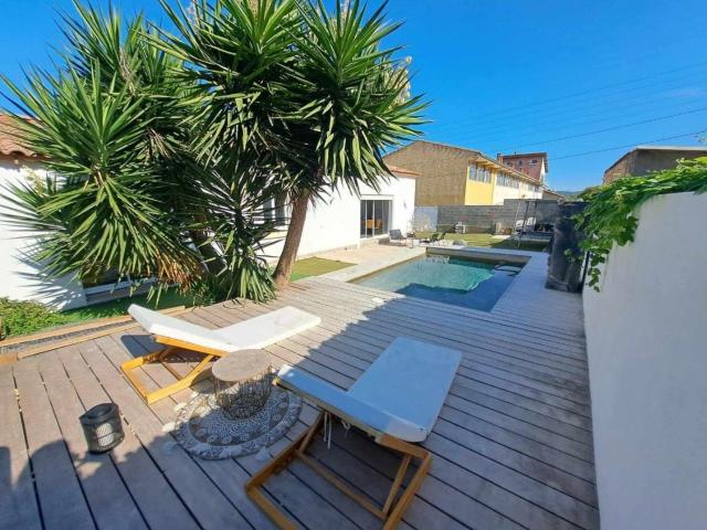 Villa rénovée de plain pied avec piscine et dépendance à Sèt. 110m² Sète