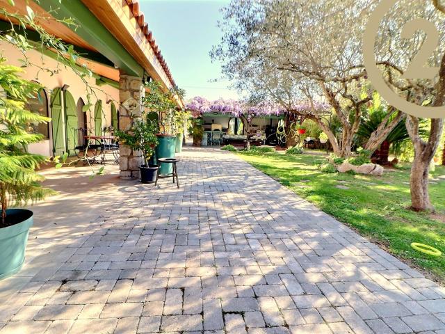 VENTE ROQUEBRUNE SUR ARGENS Villa rénovée de 262m2 sur une parcelle d'environ 63002, piscine, jacuzzi, dép