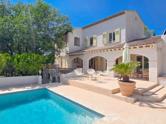 Villa rénovée Fréjus Tour de Mare Proche Golf de Saint R. 240m² Fréjus