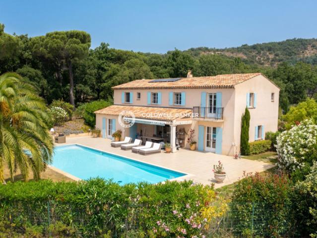 Villa récente nichée au coeur de la nature, entourée d'une pinè