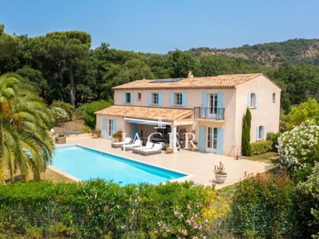 Villa récente nichée au coeur de la nature, entourée d'une pinè