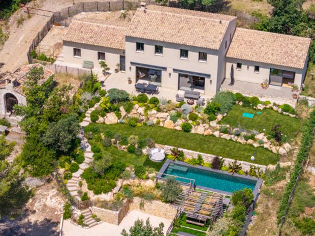 Villa récente aux accents provençaux avec vue mer, piscine e